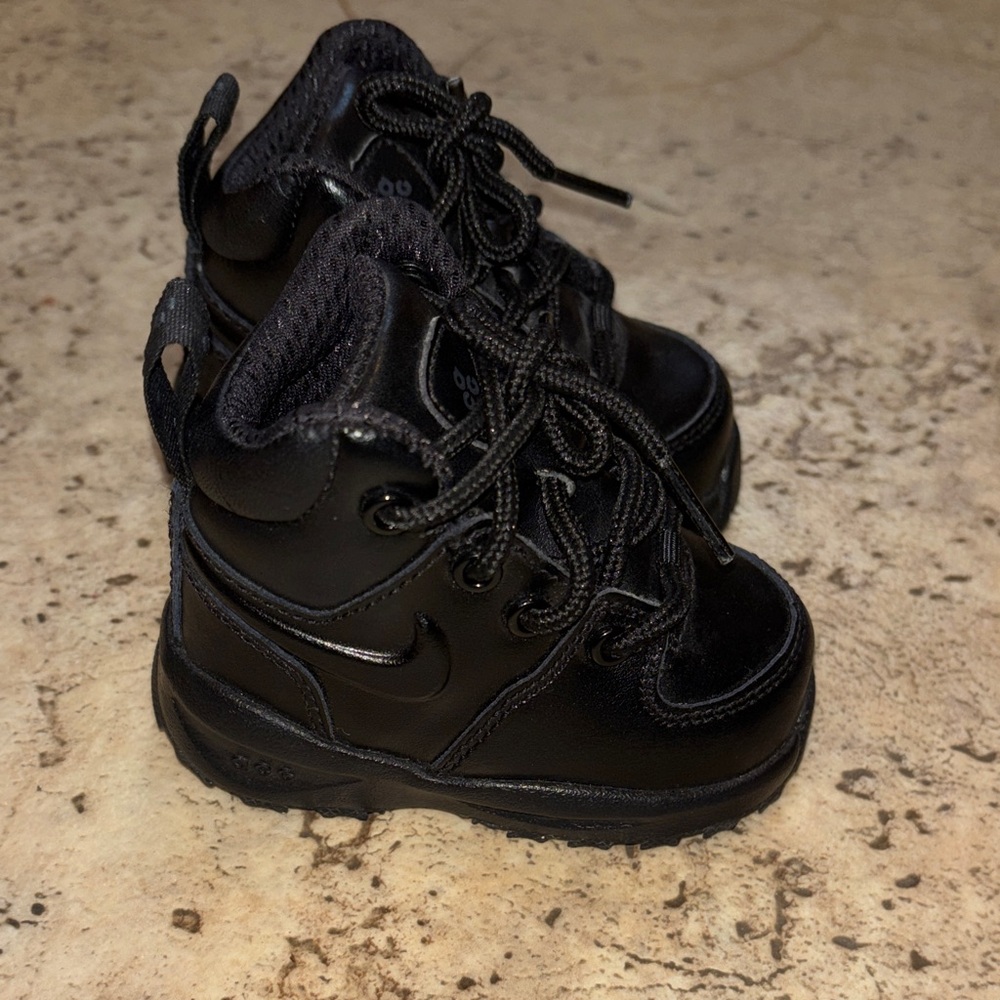 Nike Kids Manoa LTR Boots in Black - Picture 6 of 10